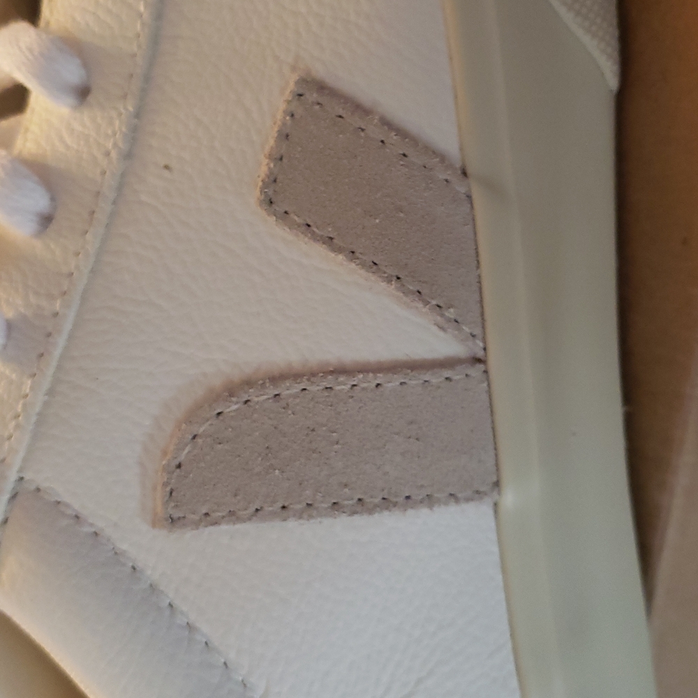 Veja Sneakers - Picture 7 of 7